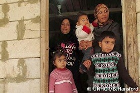レバノン南部の町アバーシーの借家で暮らすシリア人難民家族。レバノンにいるシリア人難民の80%超が家を借り、毎月平均200米ドルを支払っている。