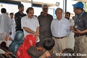 パキスタンのペシャワールにあるUNHCR自主帰還センターで、アフガニスタンに戻るアフガン難民の家族らに話しかけるアントニオ・グテーレス国連難民高等弁務官。2015年にはこれまでに、4万2000人を超えるアフガン難民が、UNHCRが進める帰還事業でふるさとに戻った。