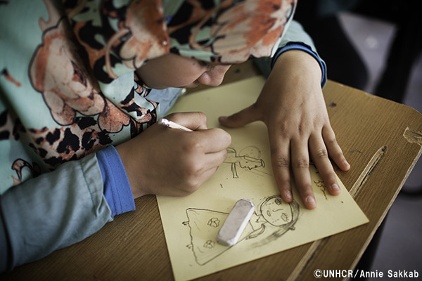 写真：美術学校で学ぶ少女