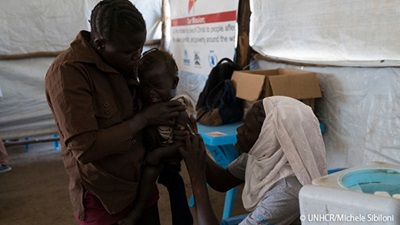 ワクチンを接種される難民の子ども