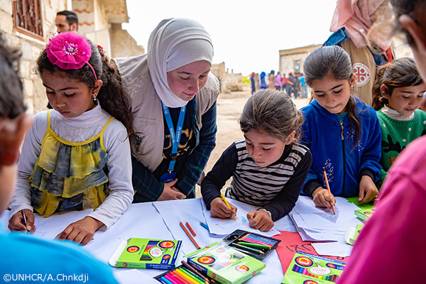 写真:啓発活動を行うUNHCR職員