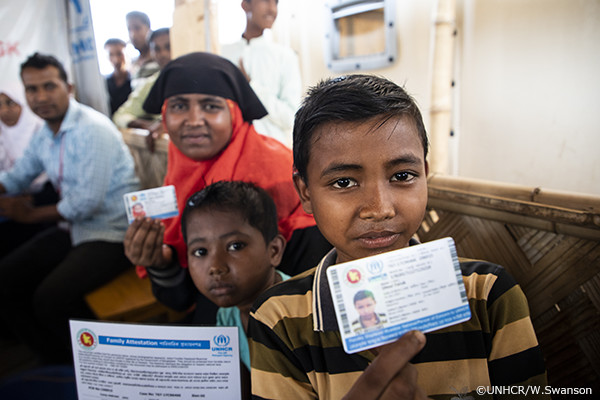写真：証明書を手にしたロヒンギャ難民の少年たち