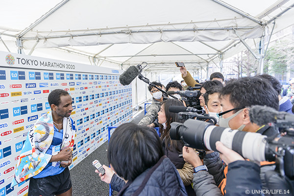 取材されるヨナス選手