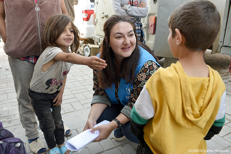 UNHCR職員と子どもたち
