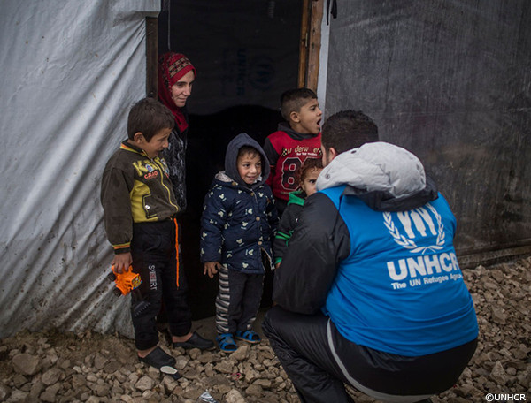 UNHCR職員と子どもたち