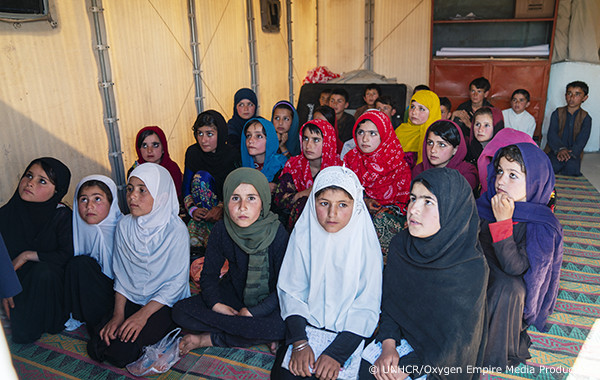 アフガニスタンで学ぶ少女たち