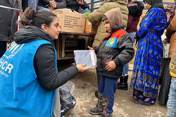 UNHCR職員と子ども